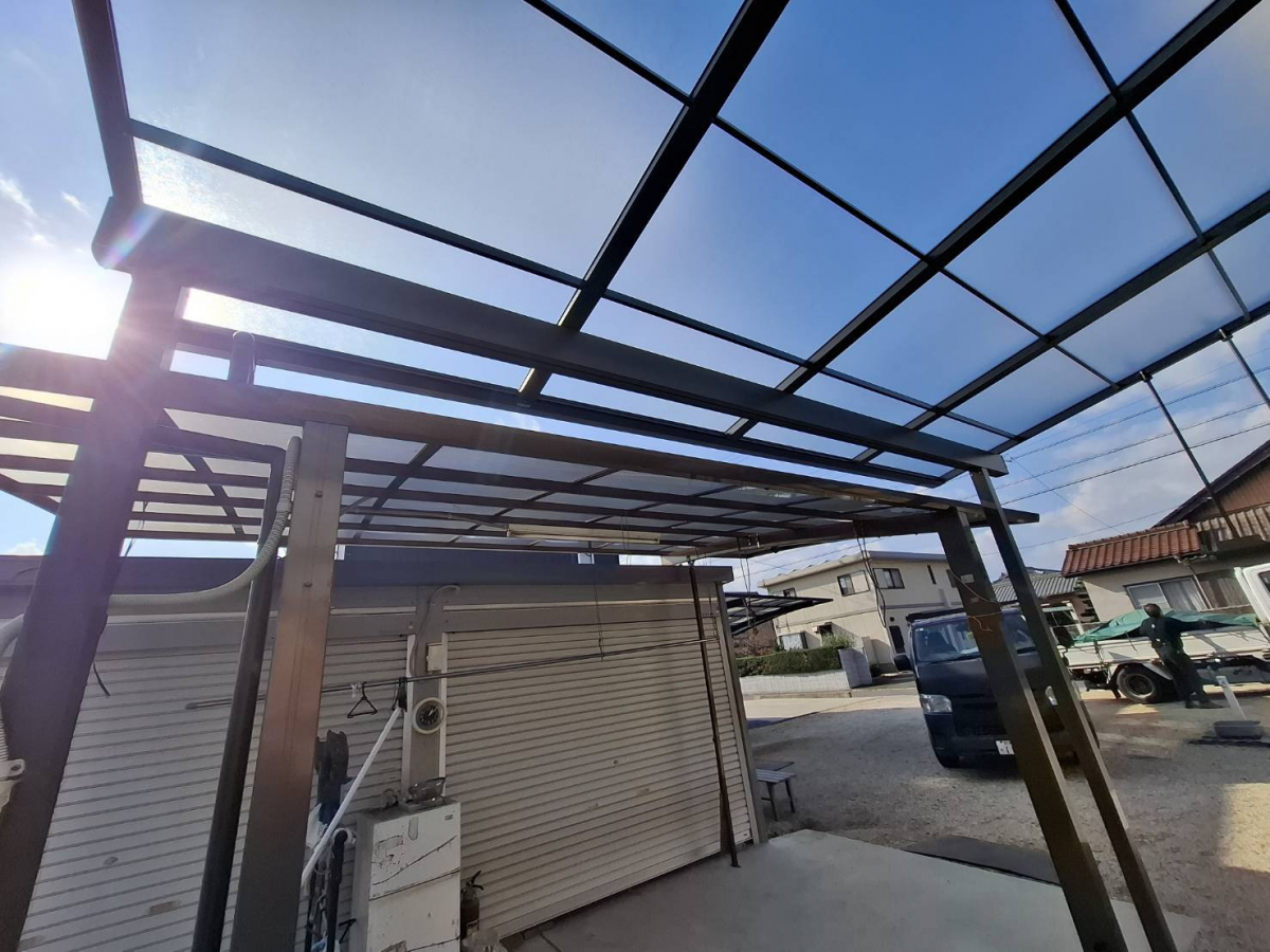 中央アルミ住器の【四日市市】住宅とカーポートの隙間を解消！リクシル「スピーネ」設置で雨の日の移動をスムーズにの施工後の写真3