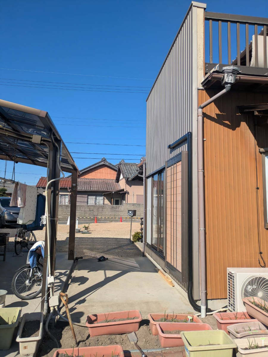 中央アルミ住器の【四日市市】住宅とカーポートの隙間を解消！リクシル「スピーネ」設置で雨の日の移動をスムーズにの施工前の写真1