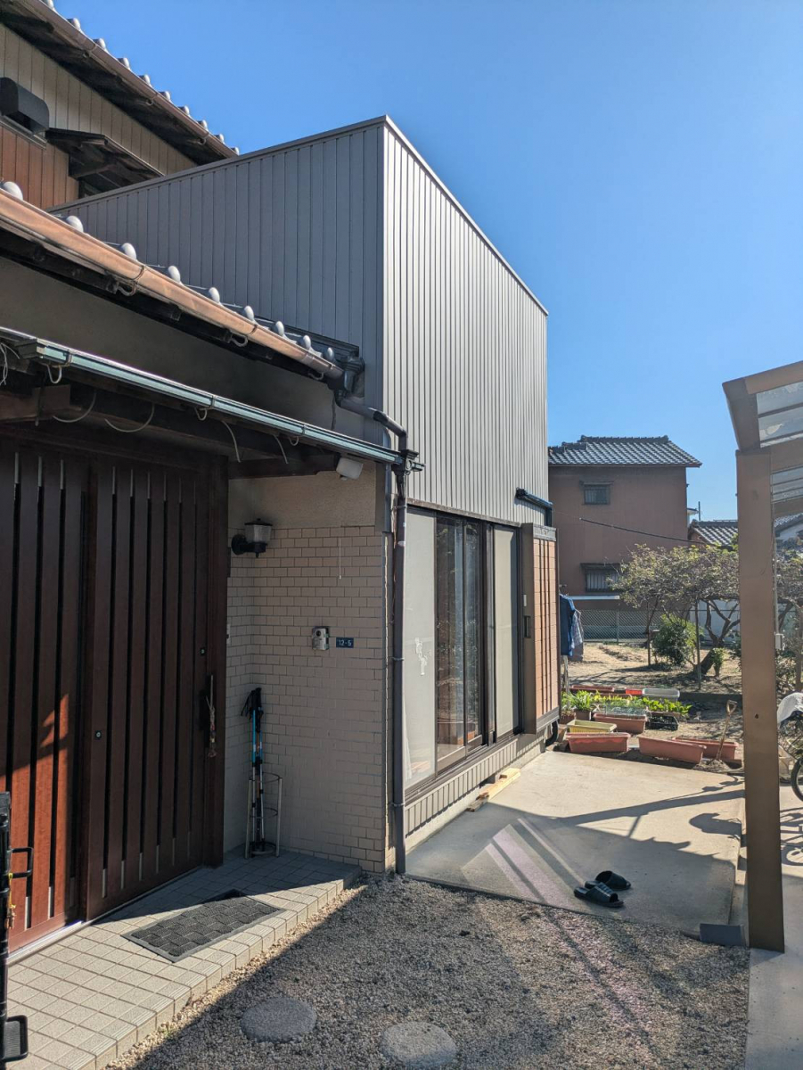 中央アルミ住器の【四日市市】住宅とカーポートの隙間を解消！リクシル「スピーネ」設置で雨の日の移動をスムーズにの施工前の写真2