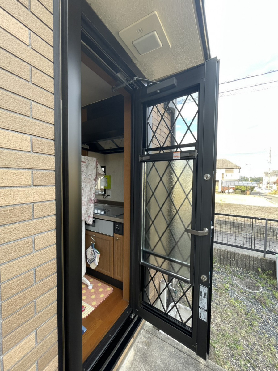 中央アルミ住器の【四日市市】勝手口をリシェントで断熱＆防犯UP！カバー工法なら1日でヒシクロス格子の美しいドアへの施工後の写真2