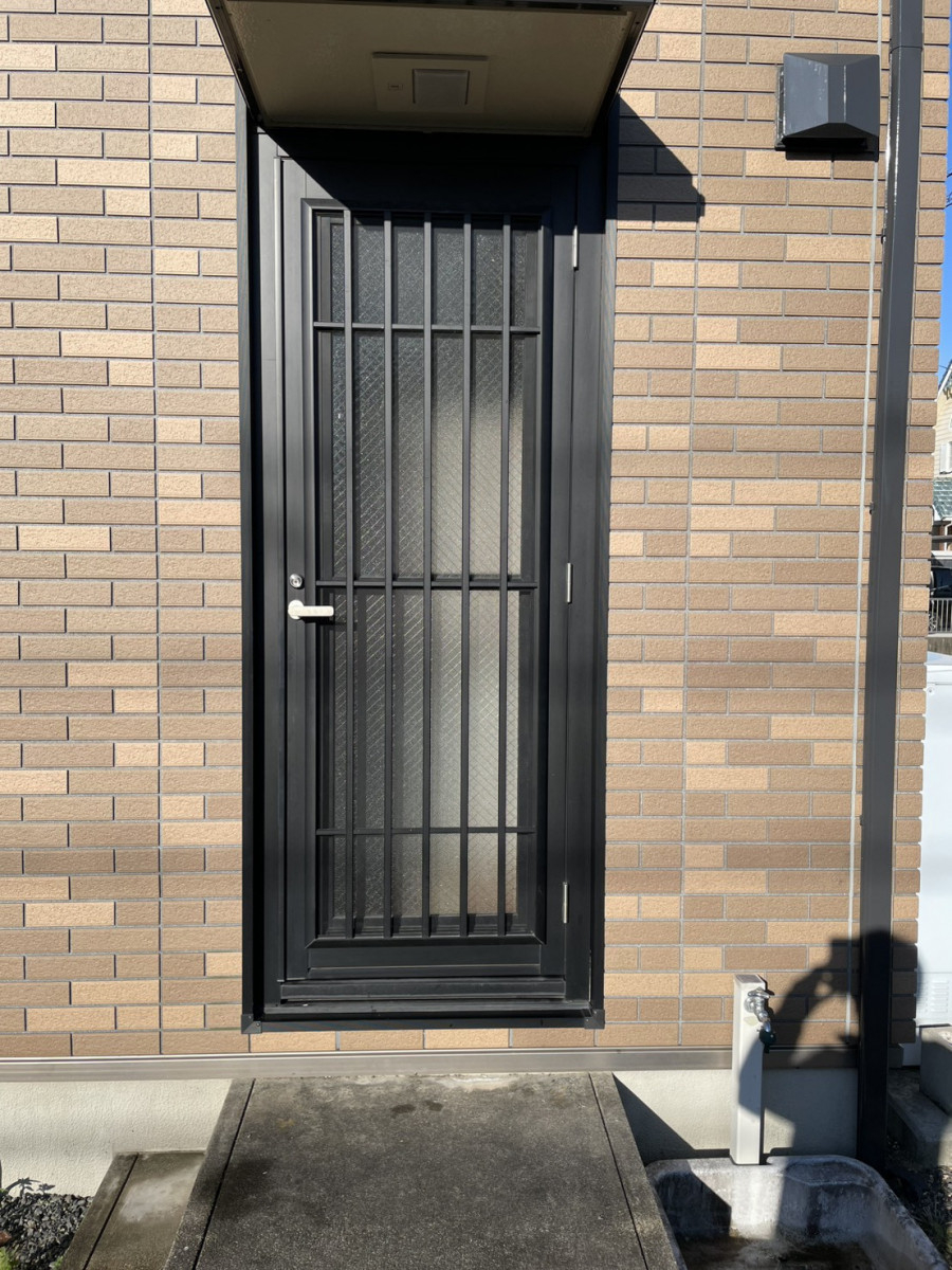 中央アルミ住器の【四日市市】勝手口をリシェントで断熱＆防犯UP！カバー工法なら1日でヒシクロス格子の美しいドアへの施工前の写真1