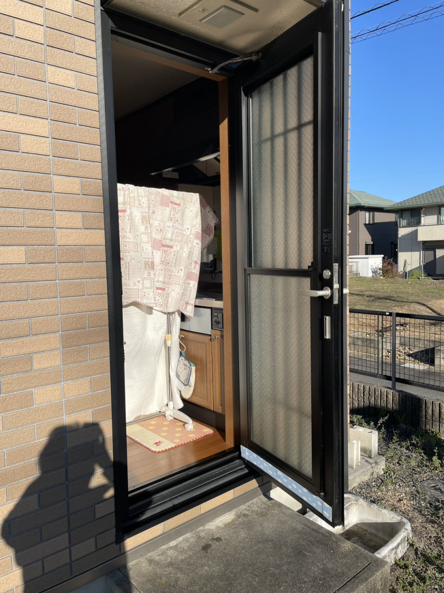 中央アルミ住器の【四日市市】勝手口をリシェントで断熱＆防犯UP！カバー工法なら1日でヒシクロス格子の美しいドアへの施工前の写真2