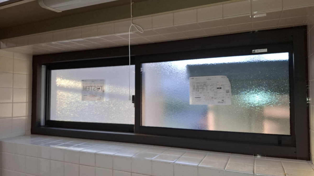 中央アルミ住器の【鈴鹿市】窓カバー工法で防犯・断熱性能アップ！リクシル「リプラス」で古い窓を1日でリフォームの施工後の写真1