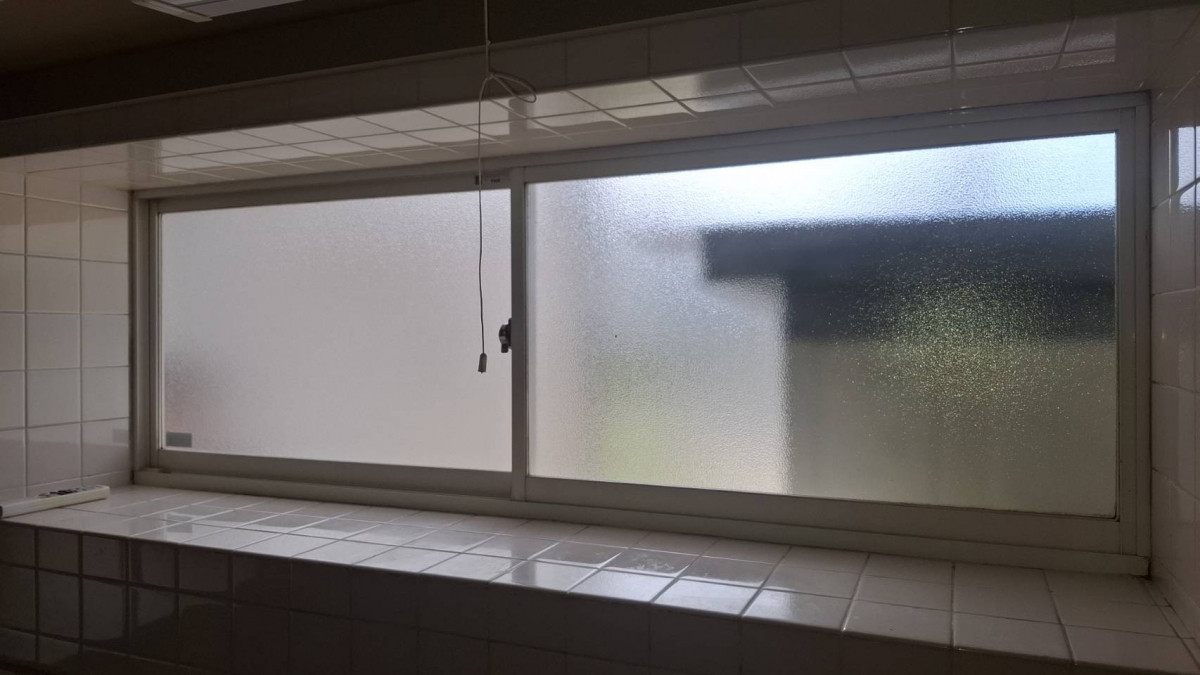 中央アルミ住器の【鈴鹿市】窓カバー工法で防犯・断熱性能アップ！リクシル「リプラス」で古い窓を1日でリフォームの施工前の写真1