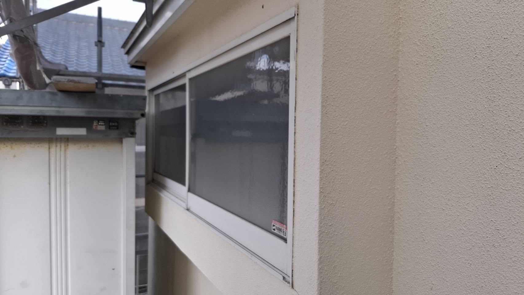 中央アルミ住器の【鈴鹿市】窓カバー工法で防犯・断熱性能アップ！リクシル「リプラス」で古い窓を1日でリフォームの施工前の写真2