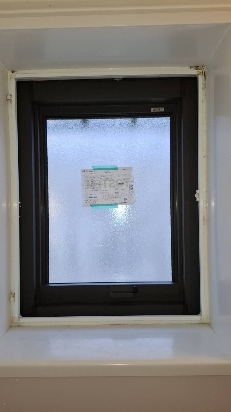 中央アルミ住器の【鈴鹿市】浴室の寒さを解消！リプラスのカバー工法でルーバー窓を断熱性の高い横滑り出し窓へリフォームの施工後の写真2