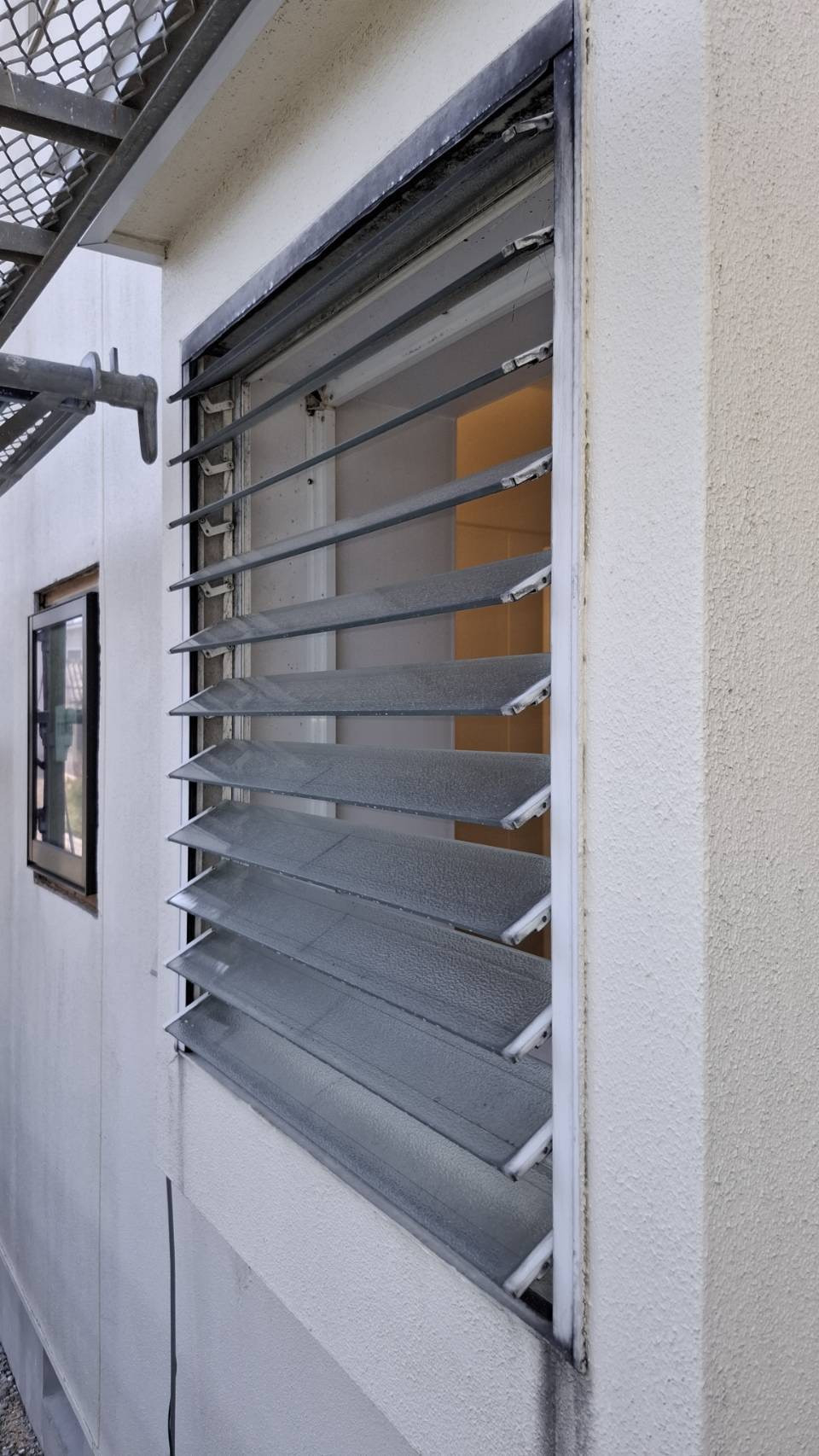 中央アルミ住器の【鈴鹿市】浴室の寒さを解消！リプラスのカバー工法でルーバー窓を断熱性の高い横滑り出し窓へリフォームの施工前の写真1