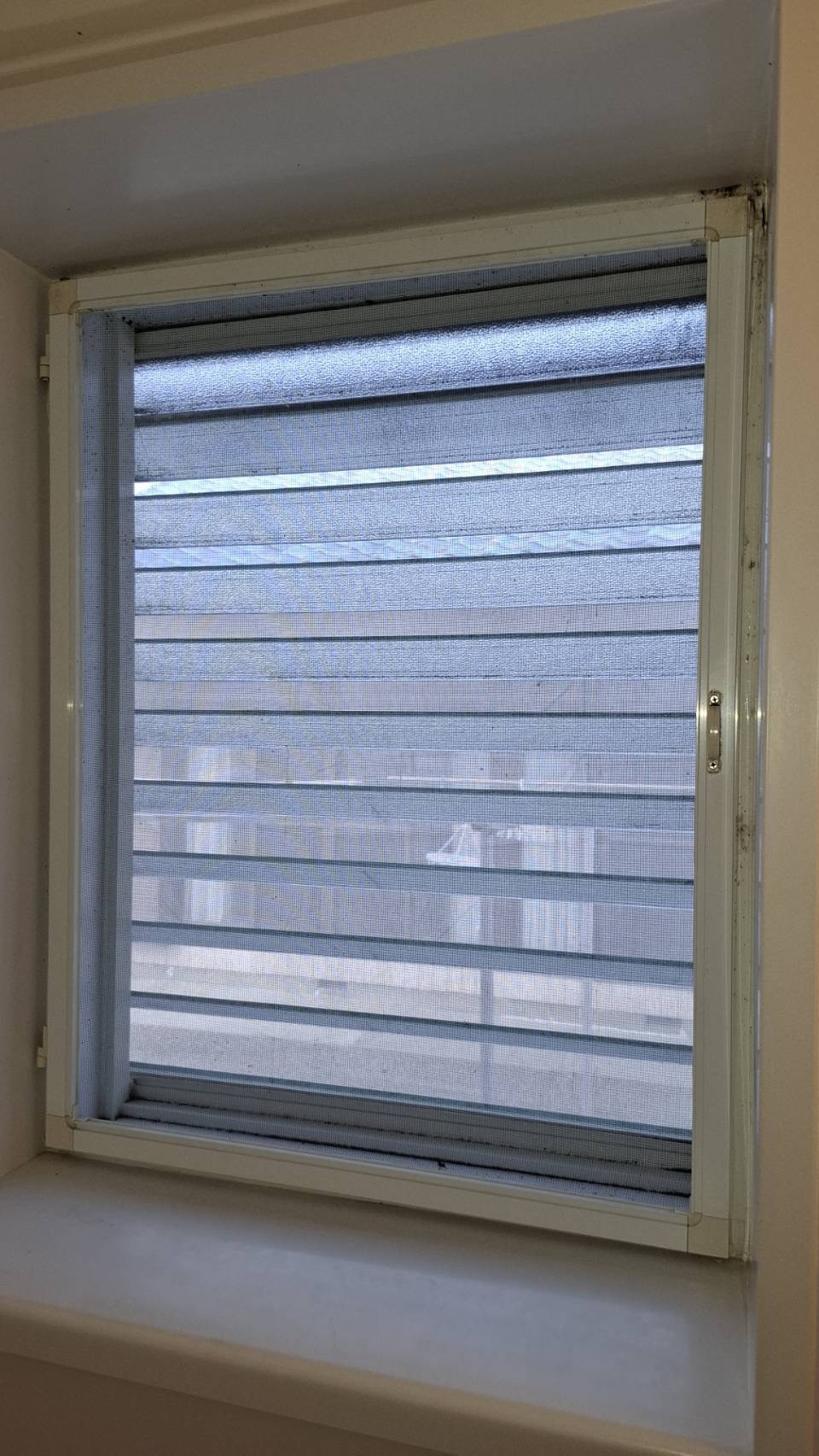 中央アルミ住器の【鈴鹿市】浴室の寒さを解消！リプラスのカバー工法でルーバー窓を断熱性の高い横滑り出し窓へリフォームの施工前の写真2
