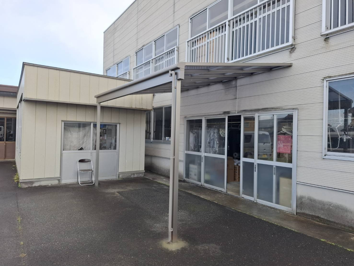 中央アルミ住器の【いなべ市】店舗搬入口に積雪50cm対応のリクシル「スピーネ」設置！雨天の積み込みもスムーズにの施工後の写真1