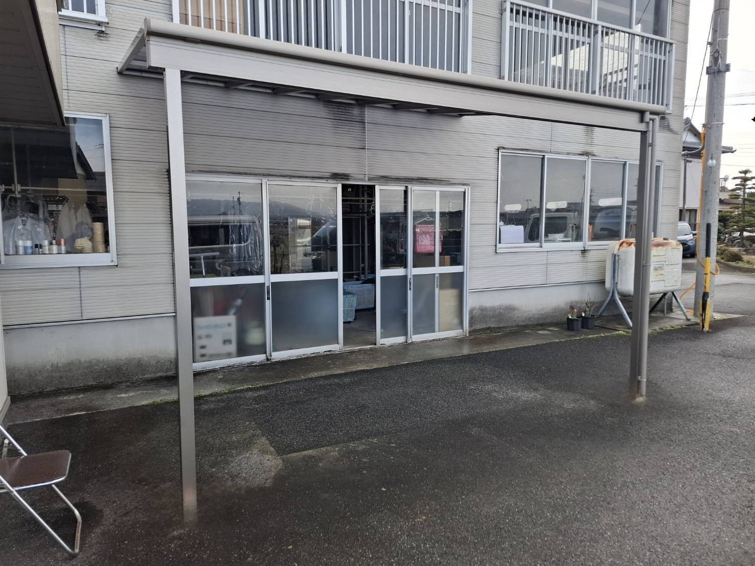 中央アルミ住器の【いなべ市】店舗搬入口に積雪50cm対応のリクシル「スピーネ」設置！雨天の積み込みもスムーズにの施工後の写真2