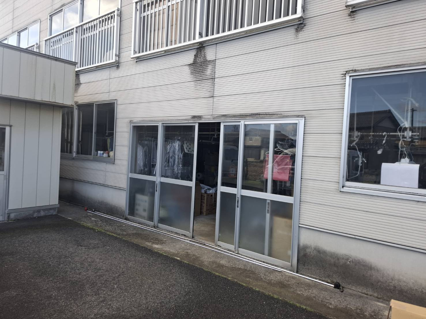 中央アルミ住器の【いなべ市】店舗搬入口に積雪50cm対応のリクシル「スピーネ」設置！雨天の積み込みもスムーズにの施工前の写真1