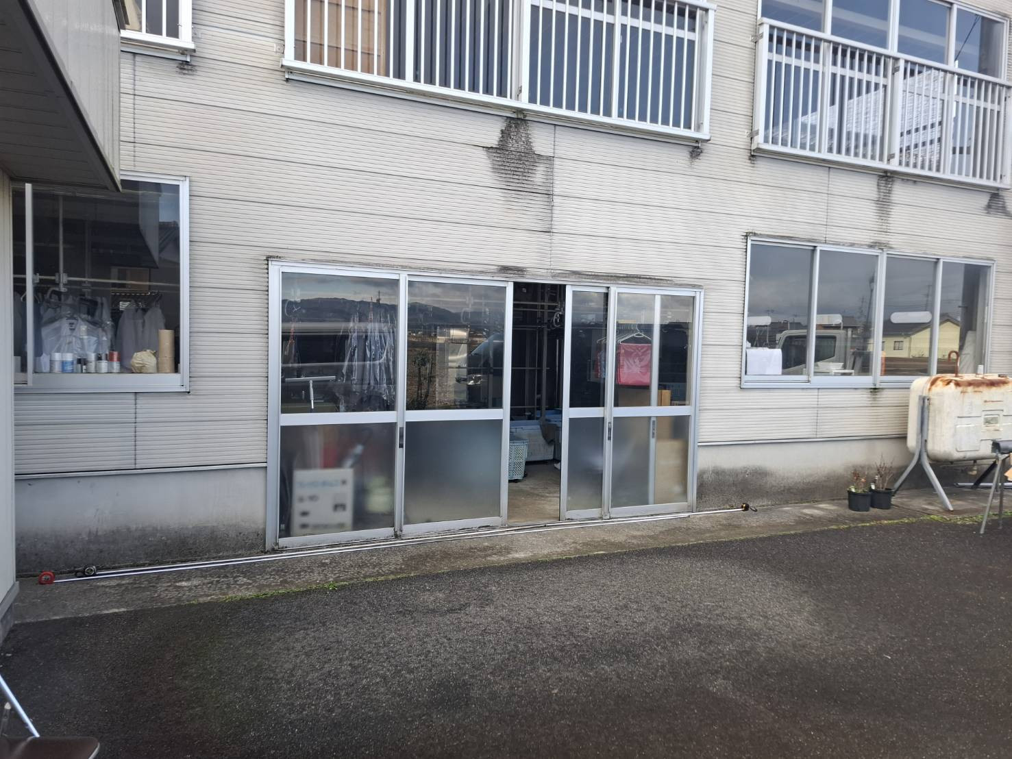 中央アルミ住器の【いなべ市】店舗搬入口に積雪50cm対応のリクシル「スピーネ」設置！雨天の積み込みもスムーズにの施工前の写真2