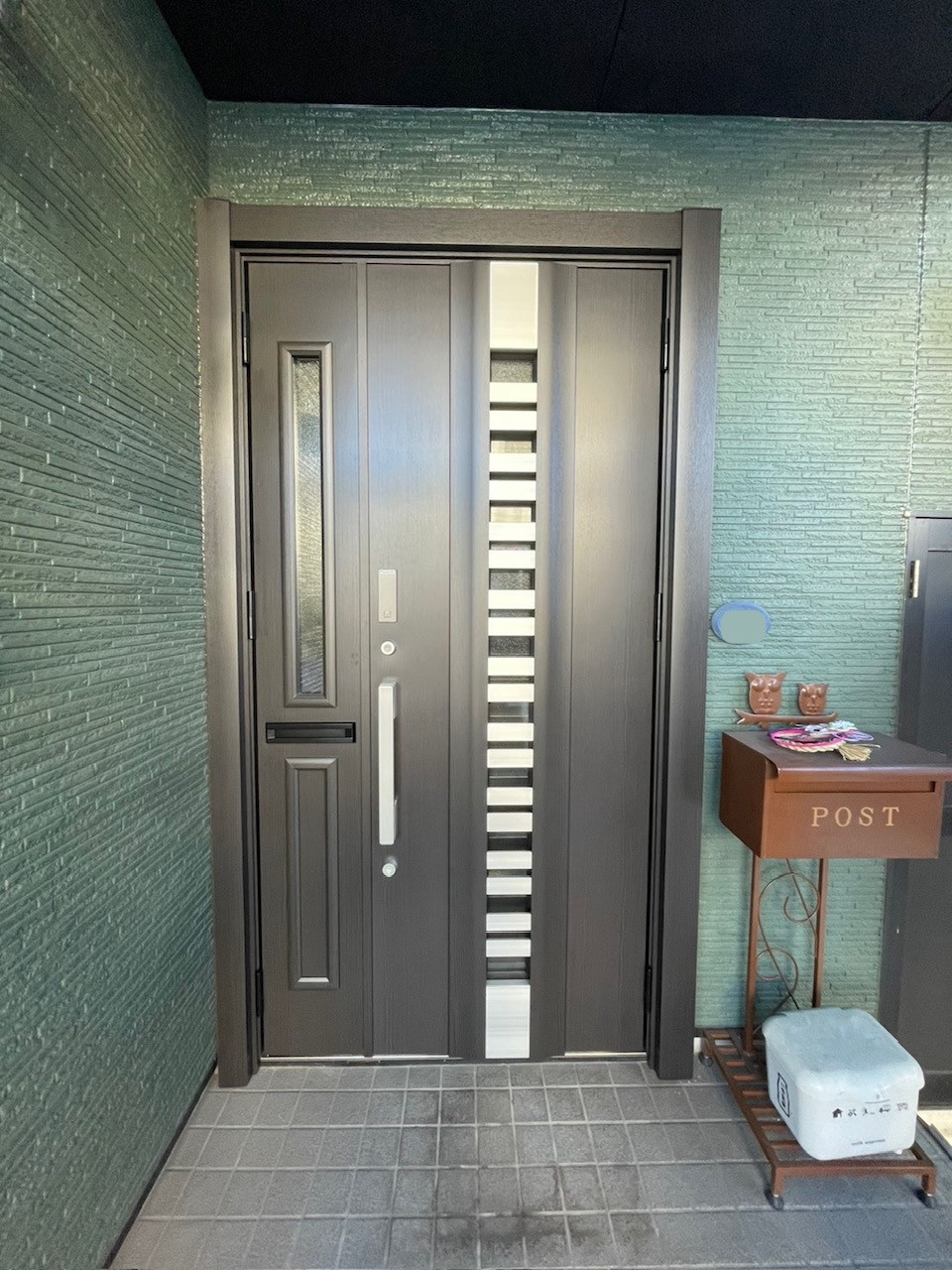 中央アルミ住器の【四日市市】リクシル「リシェント」で玄関一新！採風機能とテンキー錠で毎日の暮らしをスマートにの施工後の写真1