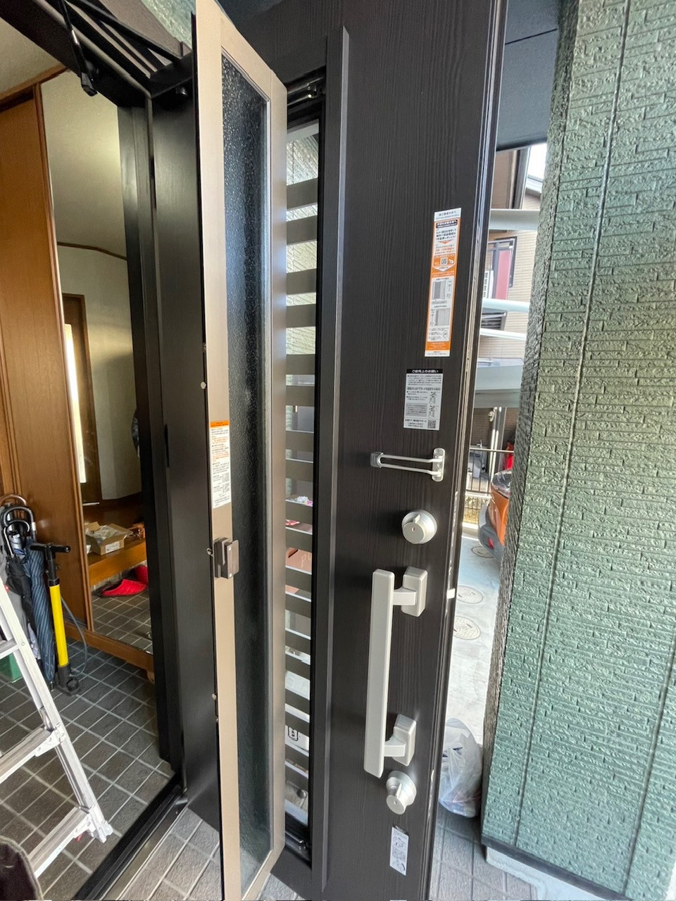 中央アルミ住器の【四日市市】リクシル「リシェント」で玄関一新！採風機能とテンキー錠で毎日の暮らしをスマートにの施工後の写真3