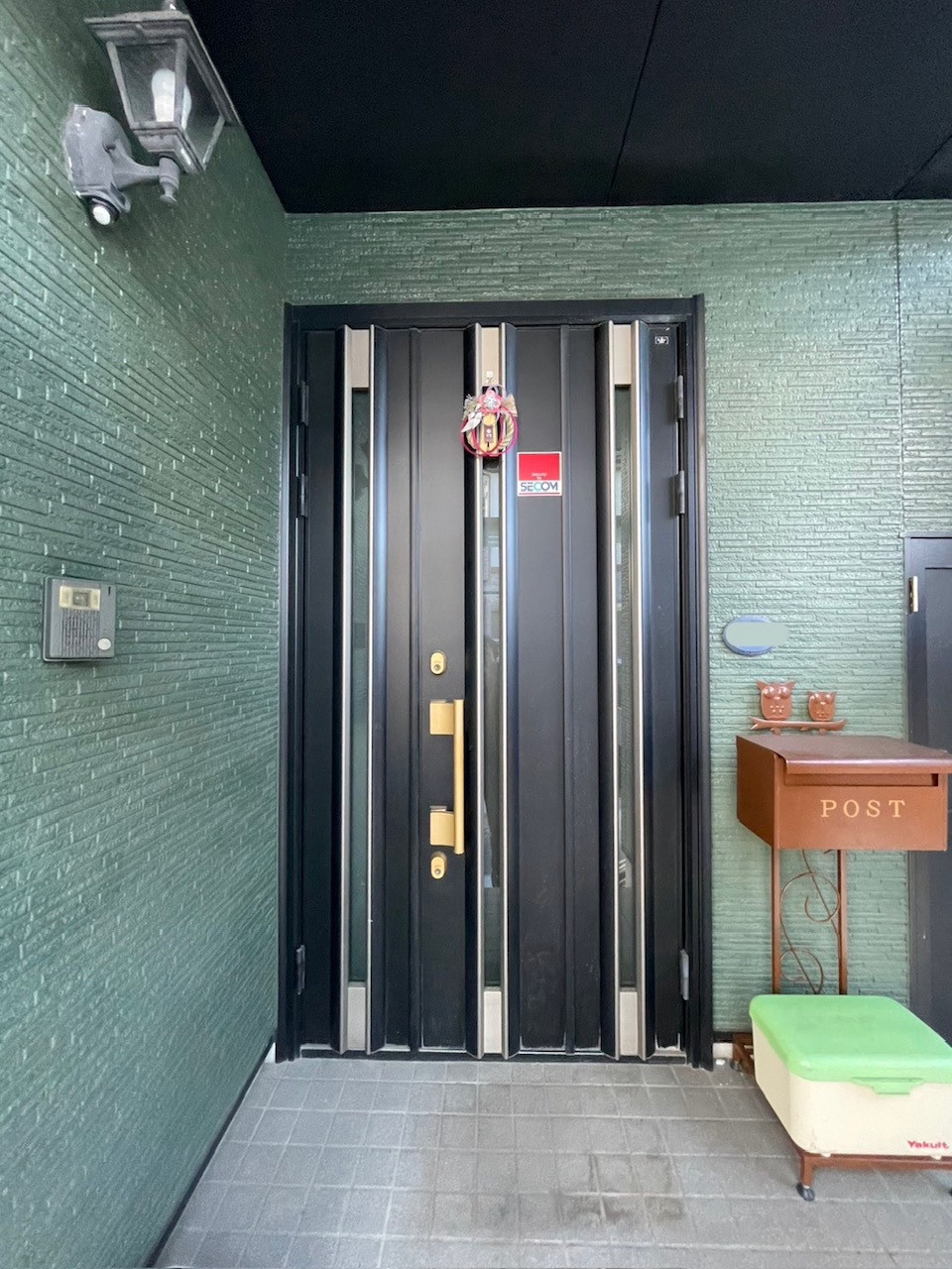 中央アルミ住器の【四日市市】リクシル「リシェント」で玄関一新！採風機能とテンキー錠で毎日の暮らしをスマートにの施工前の写真1