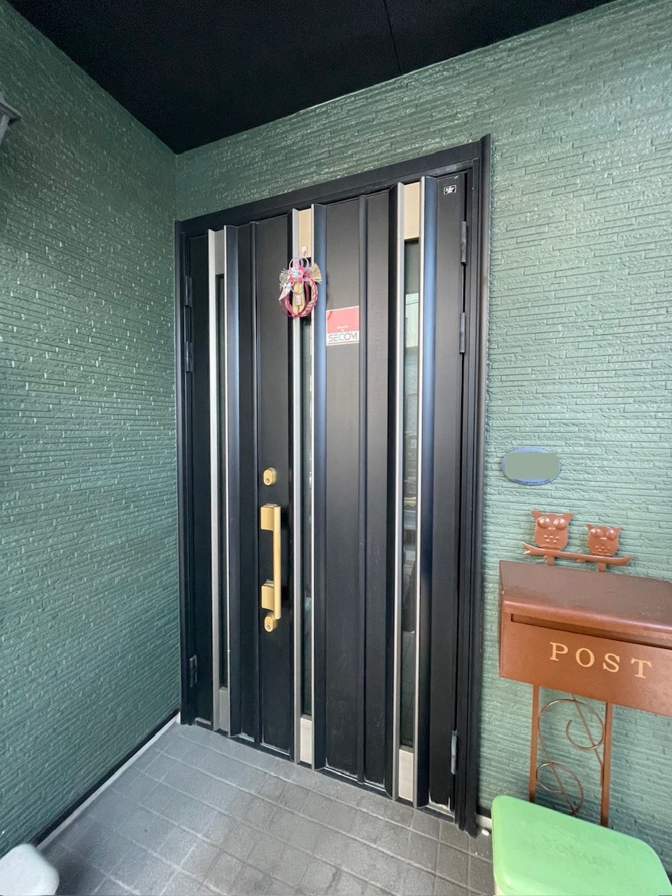 中央アルミ住器の【四日市市】リクシル「リシェント」で玄関一新！採風機能とテンキー錠で毎日の暮らしをスマートにの施工前の写真2