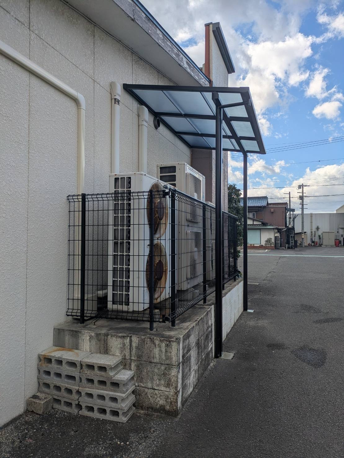 中央アルミ住器の【四日市市】リクシル「スピーネ」でエアコン室外機の雪対策！積雪を防いで暖房効率＆節電効果をアップの施工後の写真1