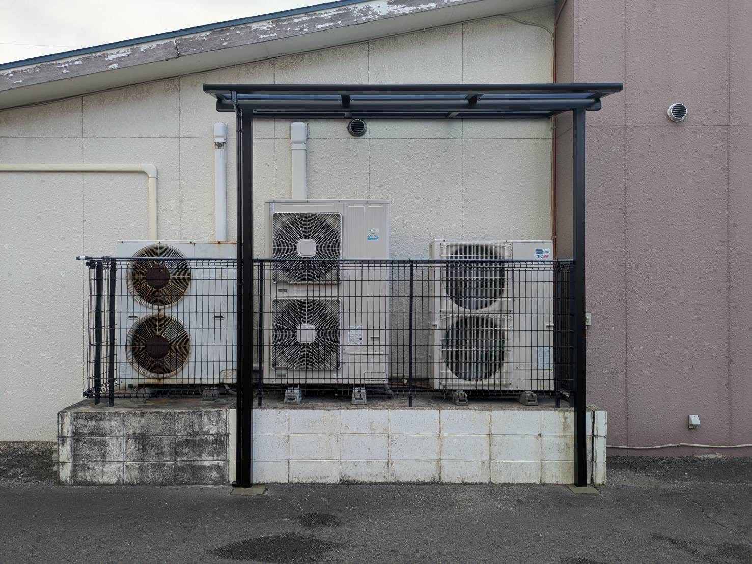 中央アルミ住器の【四日市市】リクシル「スピーネ」でエアコン室外機の雪対策！積雪を防いで暖房効率＆節電効果をアップの施工後の写真2