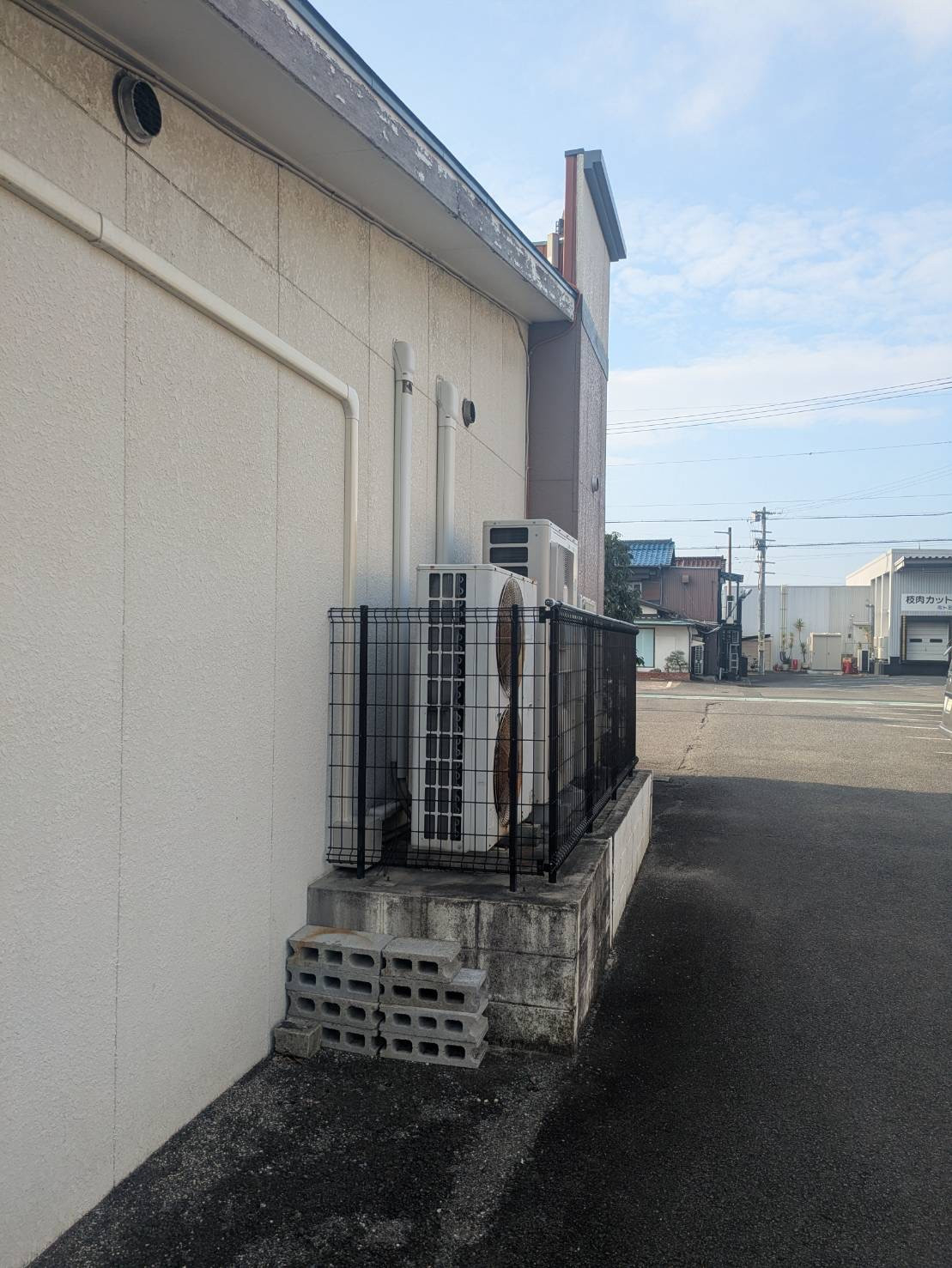 中央アルミ住器の【四日市市】リクシル「スピーネ」でエアコン室外機の雪対策！積雪を防いで暖房効率＆節電効果をアップの施工前の写真1