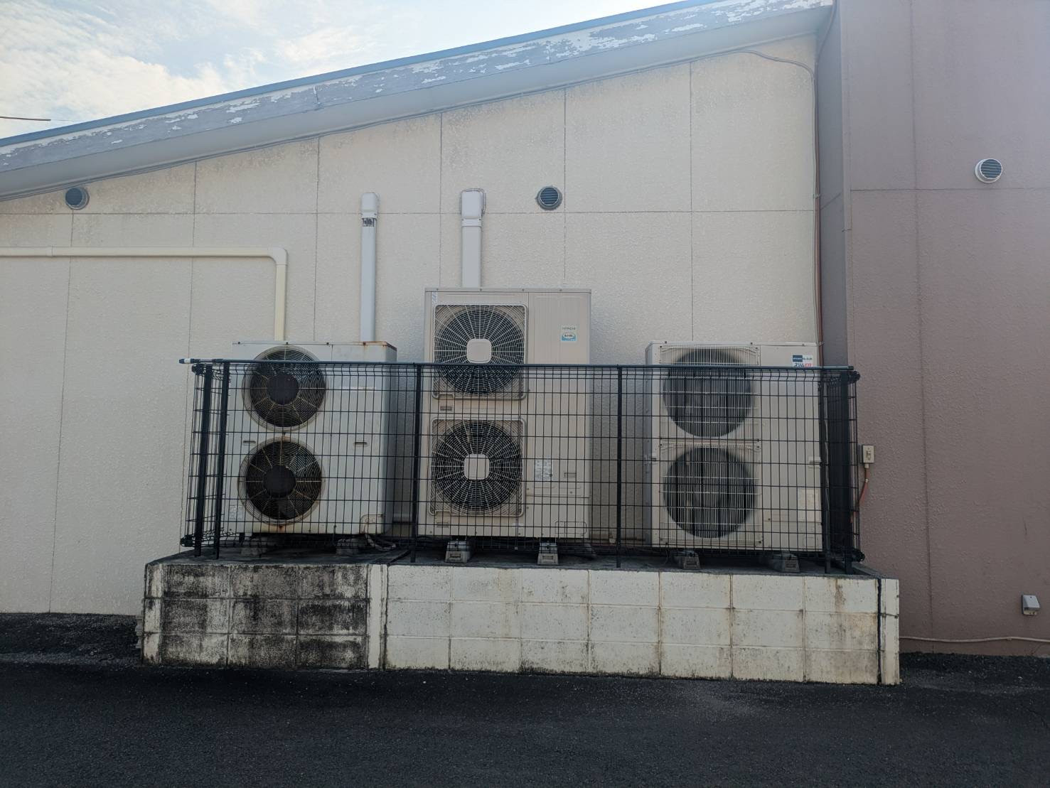 中央アルミ住器の【四日市市】リクシル「スピーネ」でエアコン室外機の雪対策！積雪を防いで暖房効率＆節電効果をアップの施工前の写真2