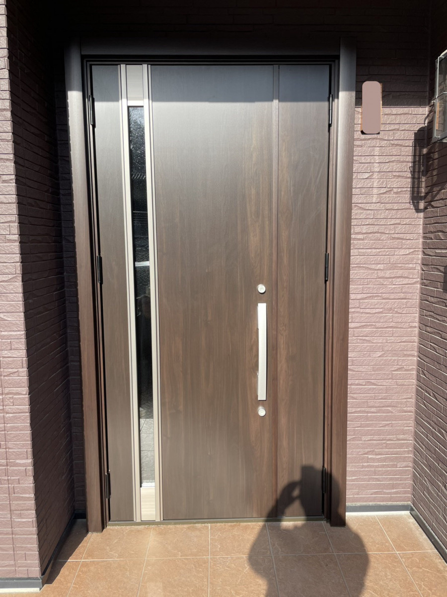 中央アルミ住器の【四日市市】リクシル「リシェント」で断熱＆採風！木目調デザインで温かみのある住まいの顔へ刷新の施工後の写真2