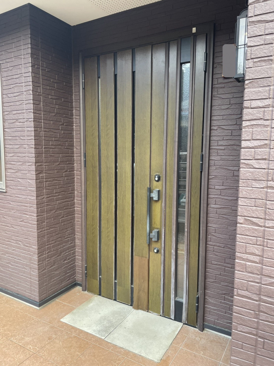 中央アルミ住器の【四日市市】リクシル「リシェント」で断熱＆採風！木目調デザインで温かみのある住まいの顔へ刷新の施工前の写真1