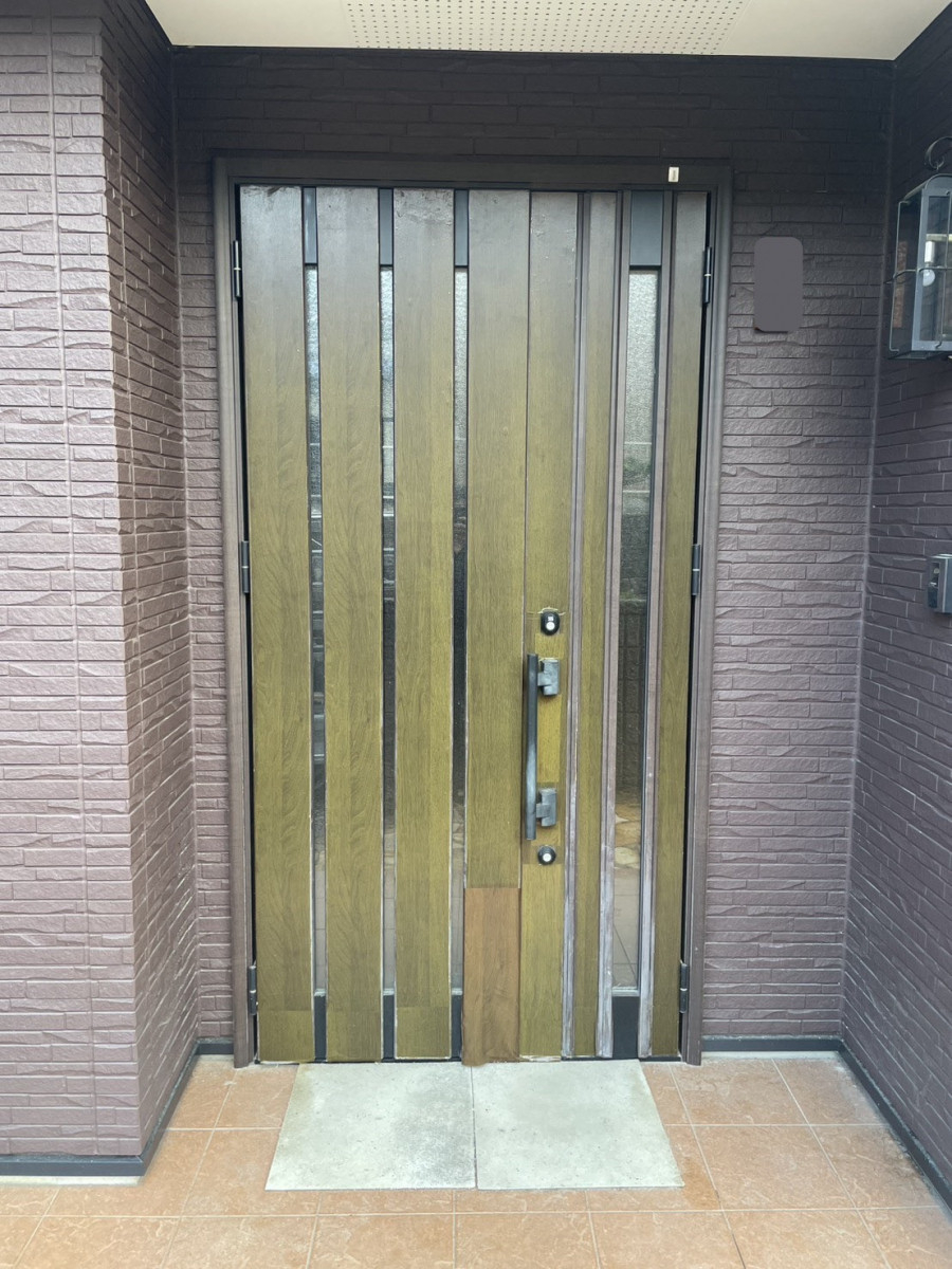 中央アルミ住器の【四日市市】リクシル「リシェント」で断熱＆採風！木目調デザインで温かみのある住まいの顔へ刷新の施工前の写真2