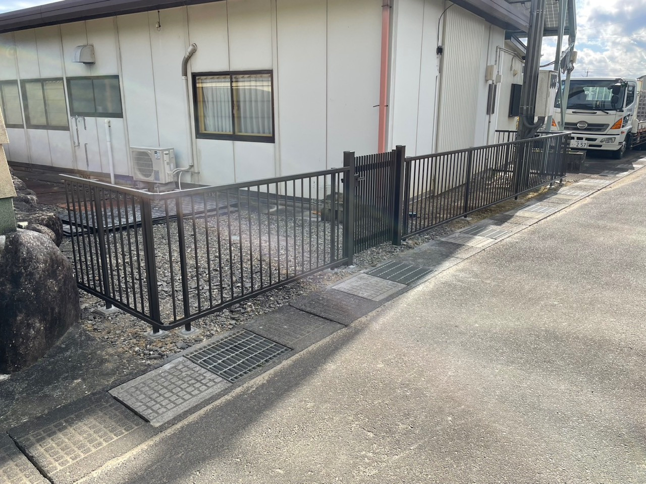 中央アルミ住器の【鈴鹿市】リクシル「ハイサモア」＆「ハイ千峰」で外周をリニューアル！独立基礎でしっかり施工の施工後の写真1