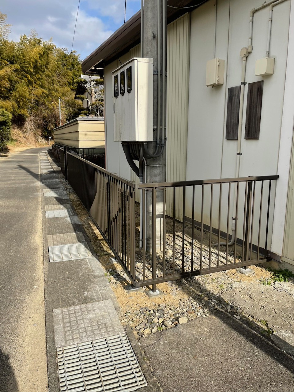 中央アルミ住器の【鈴鹿市】リクシル「ハイサモア」＆「ハイ千峰」で外周をリニューアル！独立基礎でしっかり施工の施工後の写真2