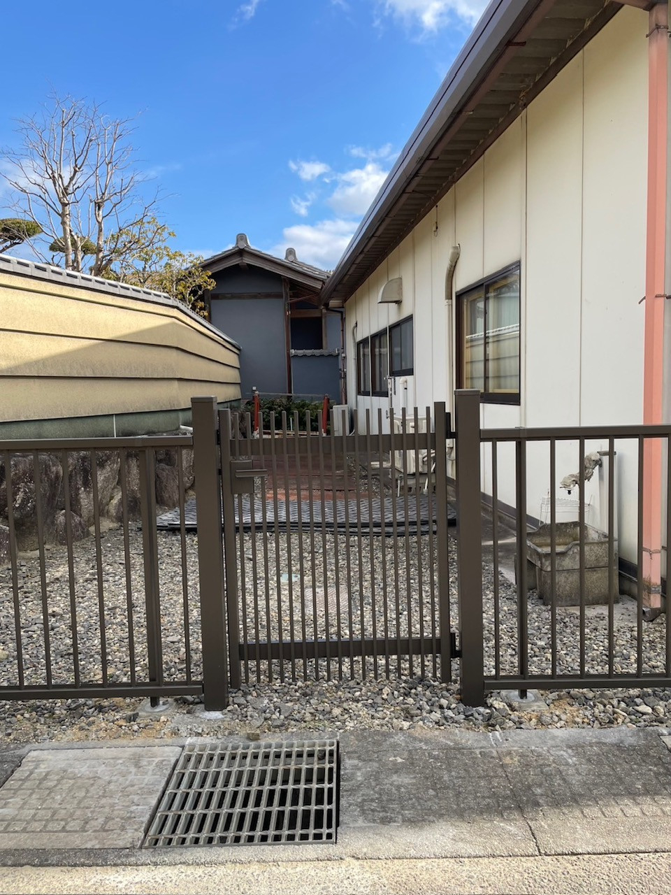 中央アルミ住器の【鈴鹿市】リクシル「ハイサモア」＆「ハイ千峰」で外周をリニューアル！独立基礎でしっかり施工の施工後の写真3