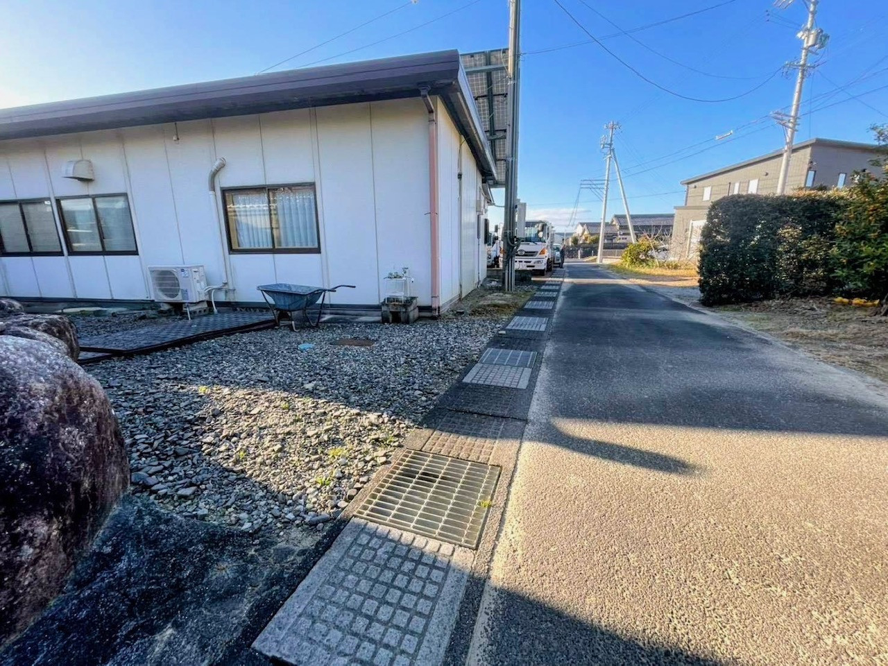 中央アルミ住器の【鈴鹿市】リクシル「ハイサモア」＆「ハイ千峰」で外周をリニューアル！独立基礎でしっかり施工の施工前の写真1