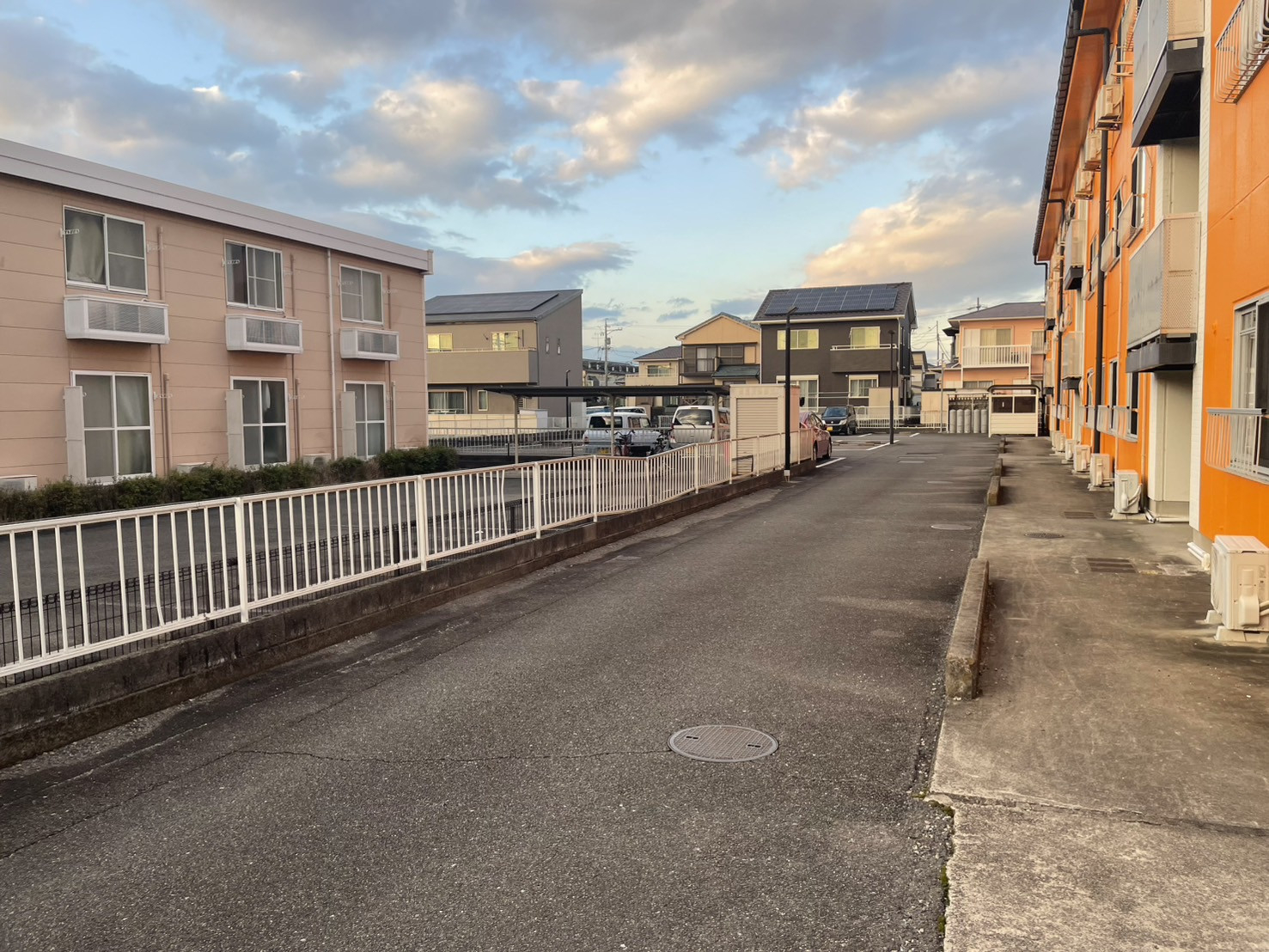 中央アルミ住器の【四日市市】アパートの外観を刷新！劣化した白フェンスをリクシル「メッシュフェンスA型」のブラックへの施工前の写真1