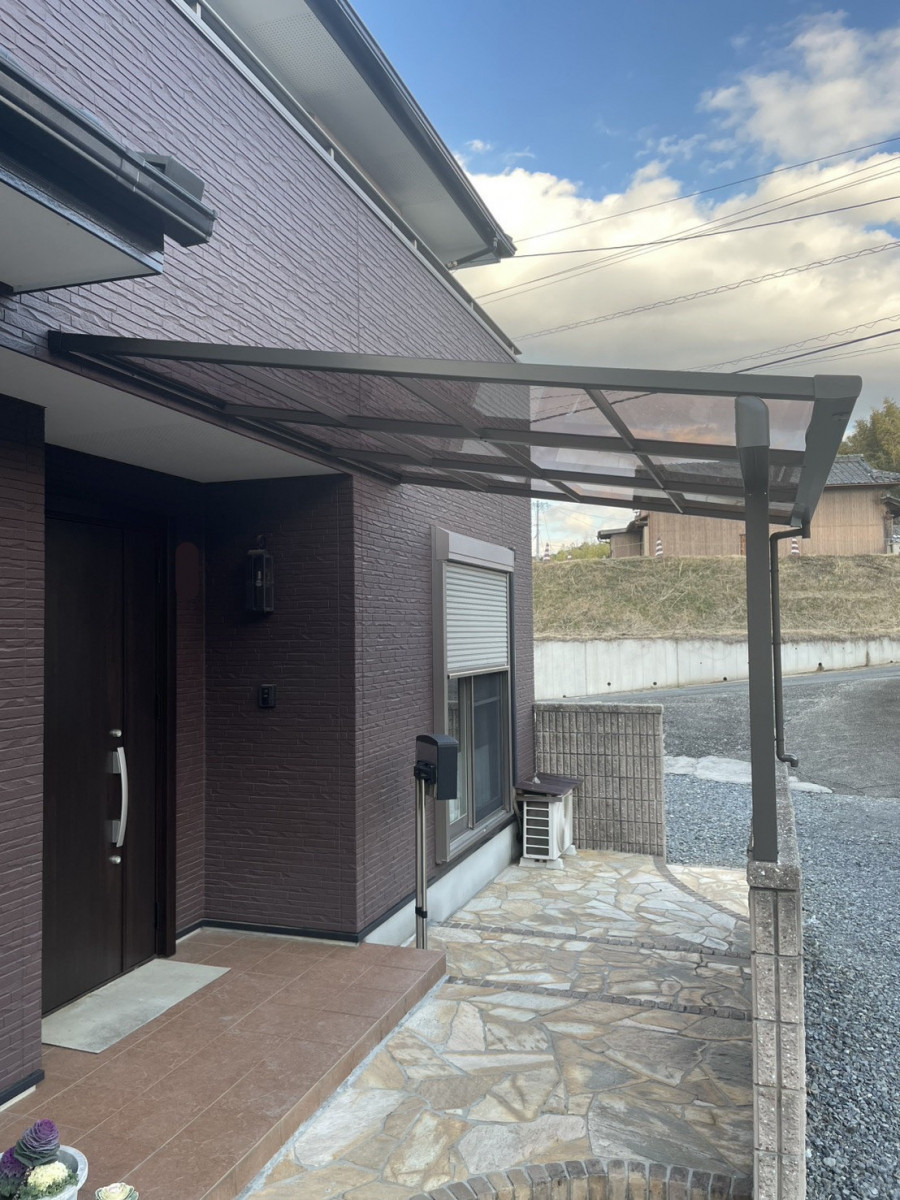 中央アルミ住器の【四日市市】玄関ポーチにリクシル「スピーネ」を設置！雨の吹き込みとドアの日焼けをガードの施工後の写真1