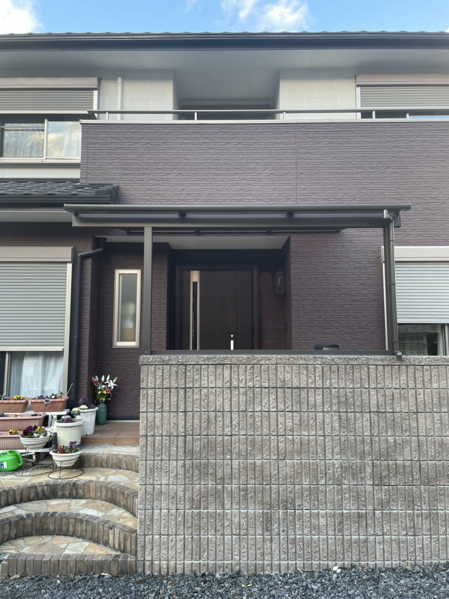 中央アルミ住器の【四日市市】玄関ポーチにリクシル「スピーネ」を設置！雨の吹き込みとドアの日焼けをガードの施工後の写真2