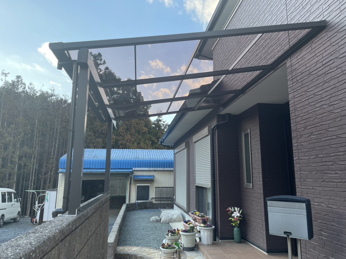 中央アルミ住器の【四日市市】玄関ポーチにリクシル「スピーネ」を設置！雨の吹き込みとドアの日焼けをガードの施工後の写真3