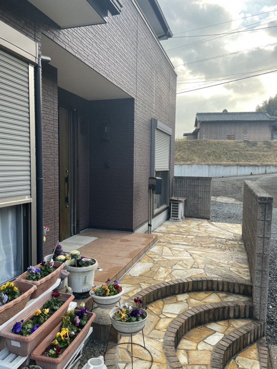 中央アルミ住器の【四日市市】玄関ポーチにリクシル「スピーネ」を設置！雨の吹き込みとドアの日焼けをガードの施工前の写真1