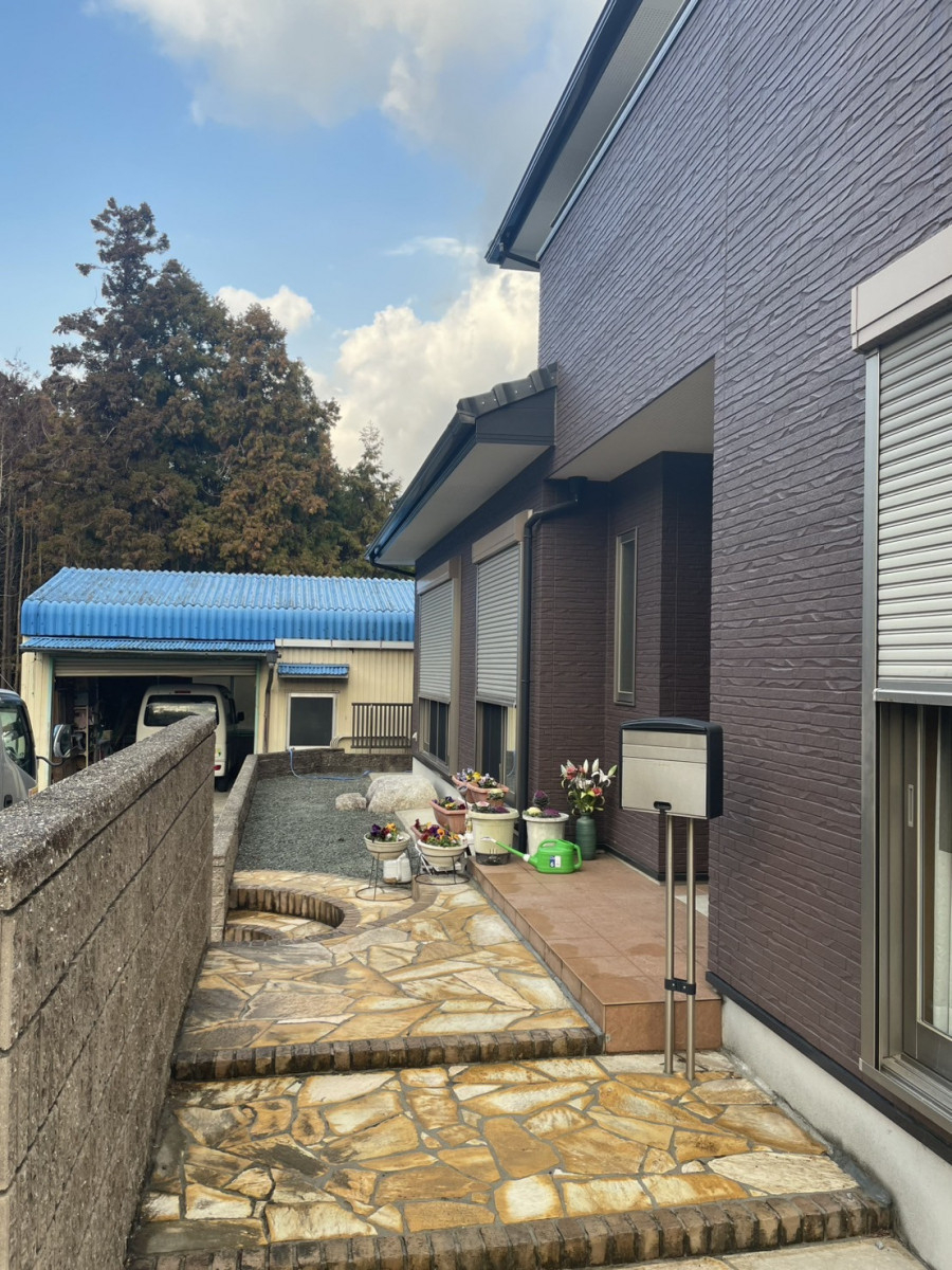 中央アルミ住器の【四日市市】玄関ポーチにリクシル「スピーネ」を設置！雨の吹き込みとドアの日焼けをガードの施工前の写真2