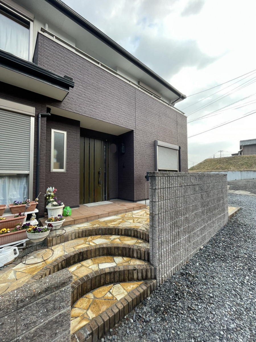 中央アルミ住器の【四日市市】玄関ポーチにリクシル「スピーネ」を設置！雨の吹き込みとドアの日焼けをガードの施工前の写真3