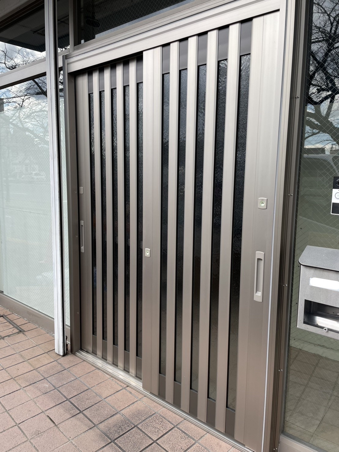 中央アルミ住器の【四日市市】店舗から住居へ。リクシル「リシェント玄関引戸2」で用途に合わせた玄関リフォームの施工後の写真2