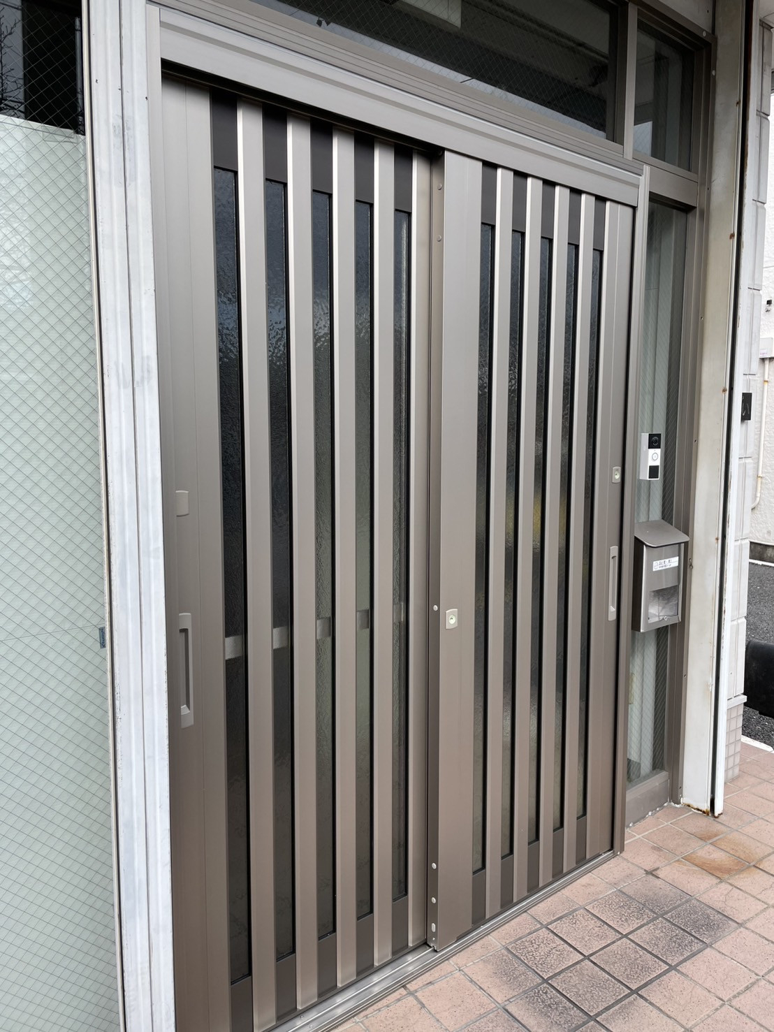 中央アルミ住器の【四日市市】店舗から住居へ。リクシル「リシェント玄関引戸2」で用途に合わせた玄関リフォームの施工後の写真3