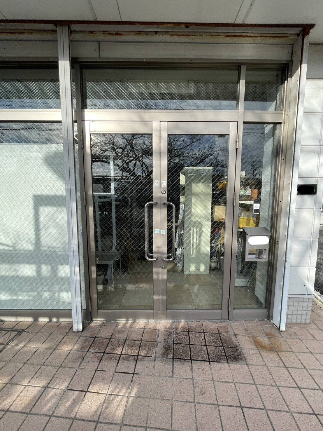 中央アルミ住器の【四日市市】店舗から住居へ。リクシル「リシェント玄関引戸2」で用途に合わせた玄関リフォームの施工前の写真1