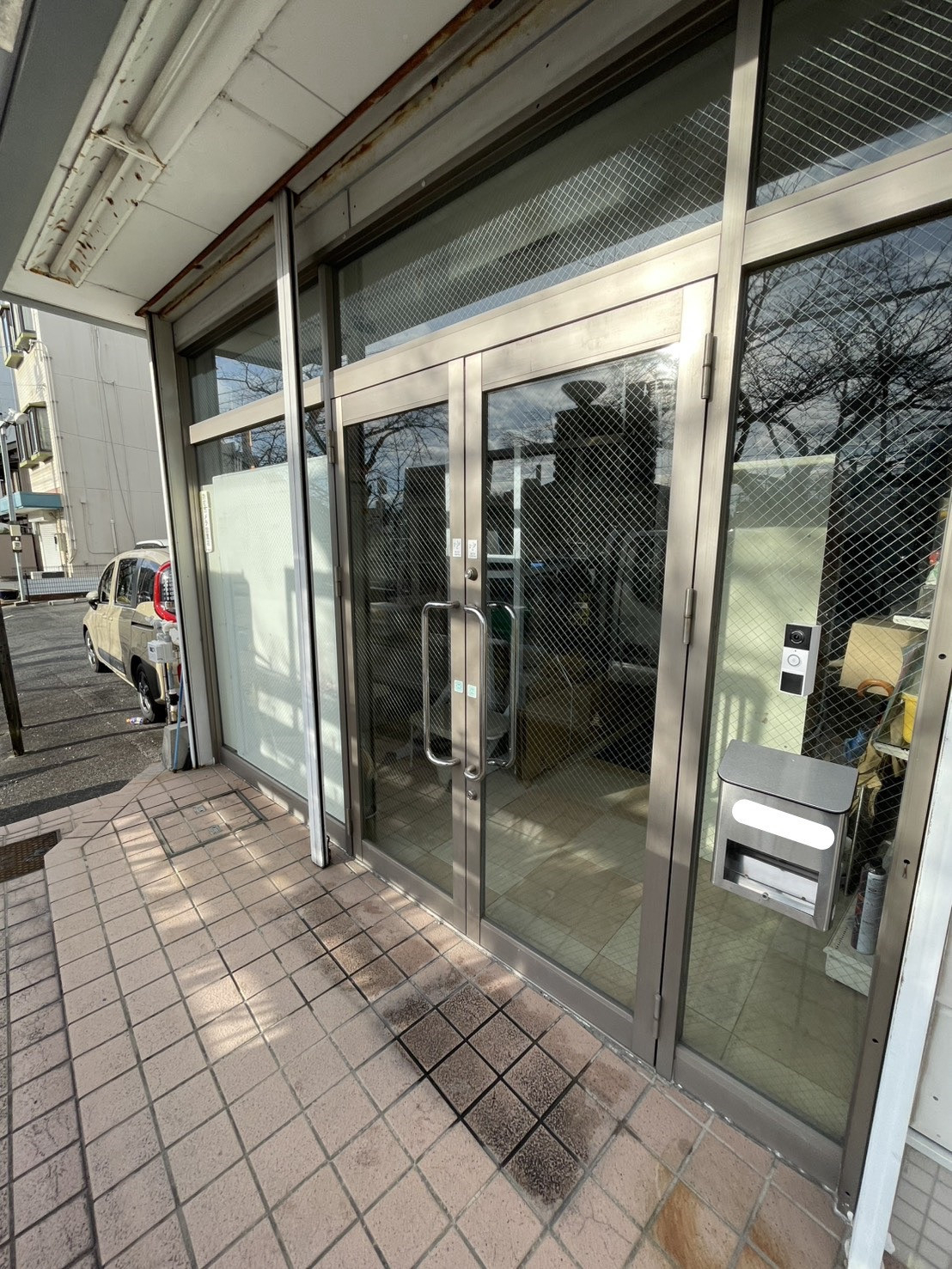 中央アルミ住器の【四日市市】店舗から住居へ。リクシル「リシェント玄関引戸2」で用途に合わせた玄関リフォームの施工前の写真2