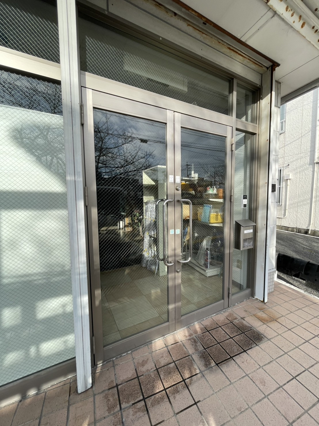 中央アルミ住器の【四日市市】店舗から住居へ。リクシル「リシェント玄関引戸2」で用途に合わせた玄関リフォームの施工前の写真3