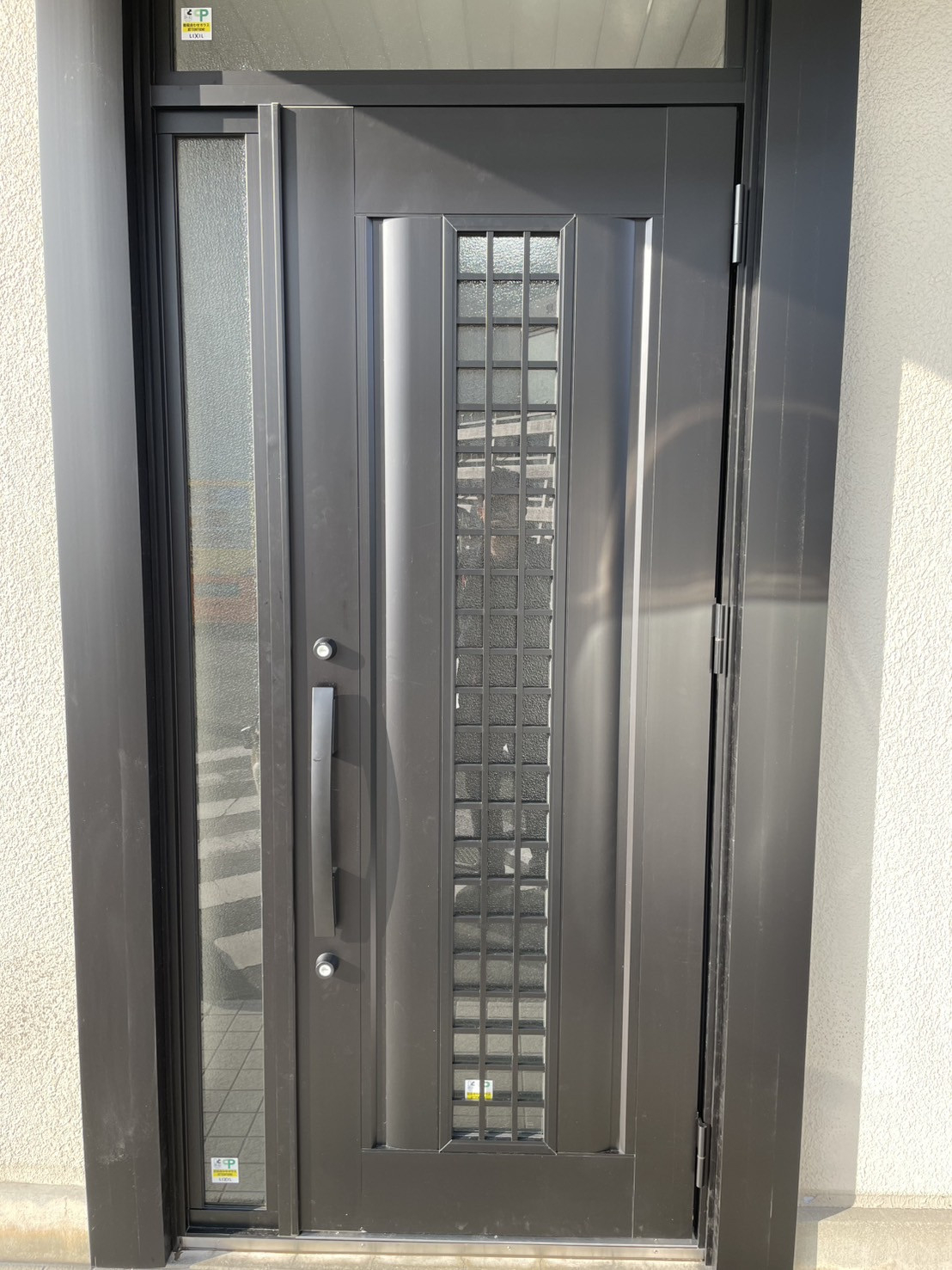 中央アルミ住器の【いなべ市】運送会社事務所のドアをリフレッシュ！リクシル「リシェント」で防犯性もアップの施工後の写真1