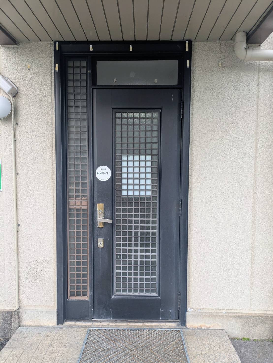 中央アルミ住器の【いなべ市】運送会社事務所のドアをリフレッシュ！リクシル「リシェント」で防犯性もアップの施工前の写真1