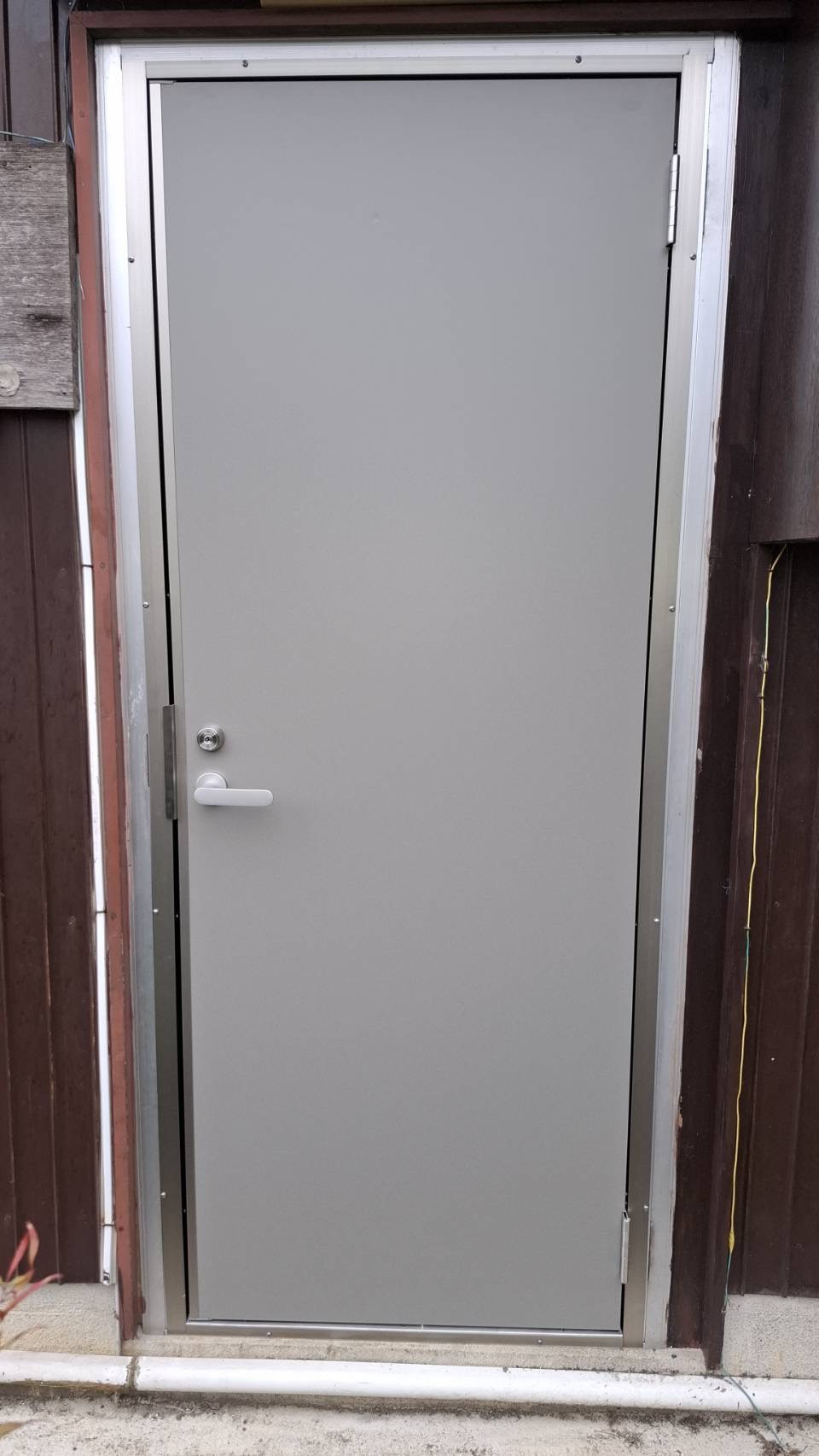 中央アルミ住器の【菰野町】勝手口ドアの交換リフォーム！リクシル「ロンカラーフラッシュドア」で操作性アップの施工後の写真1