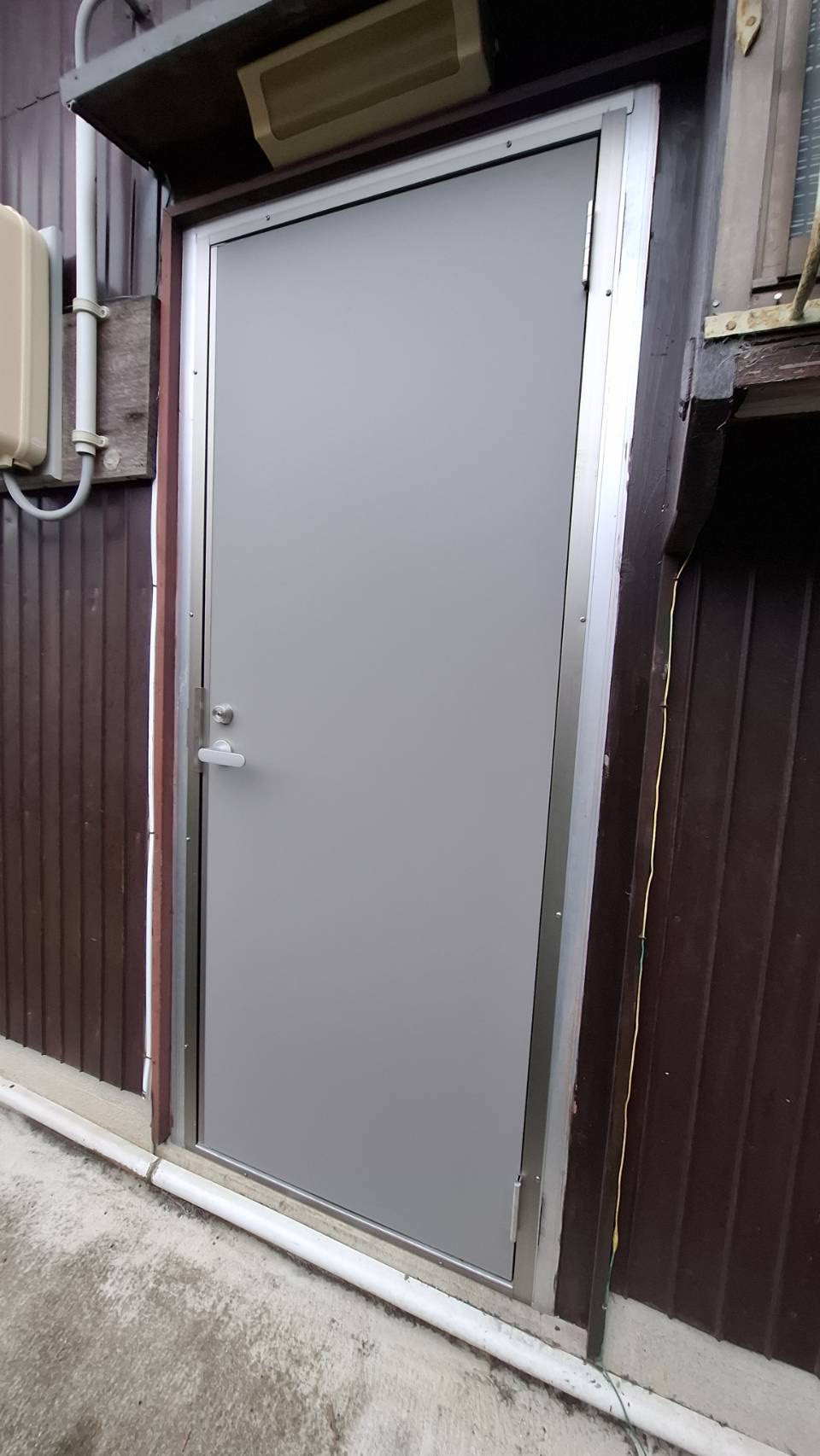 中央アルミ住器の【菰野町】勝手口ドアの交換リフォーム！リクシル「ロンカラーフラッシュドア」で操作性アップの施工後の写真2