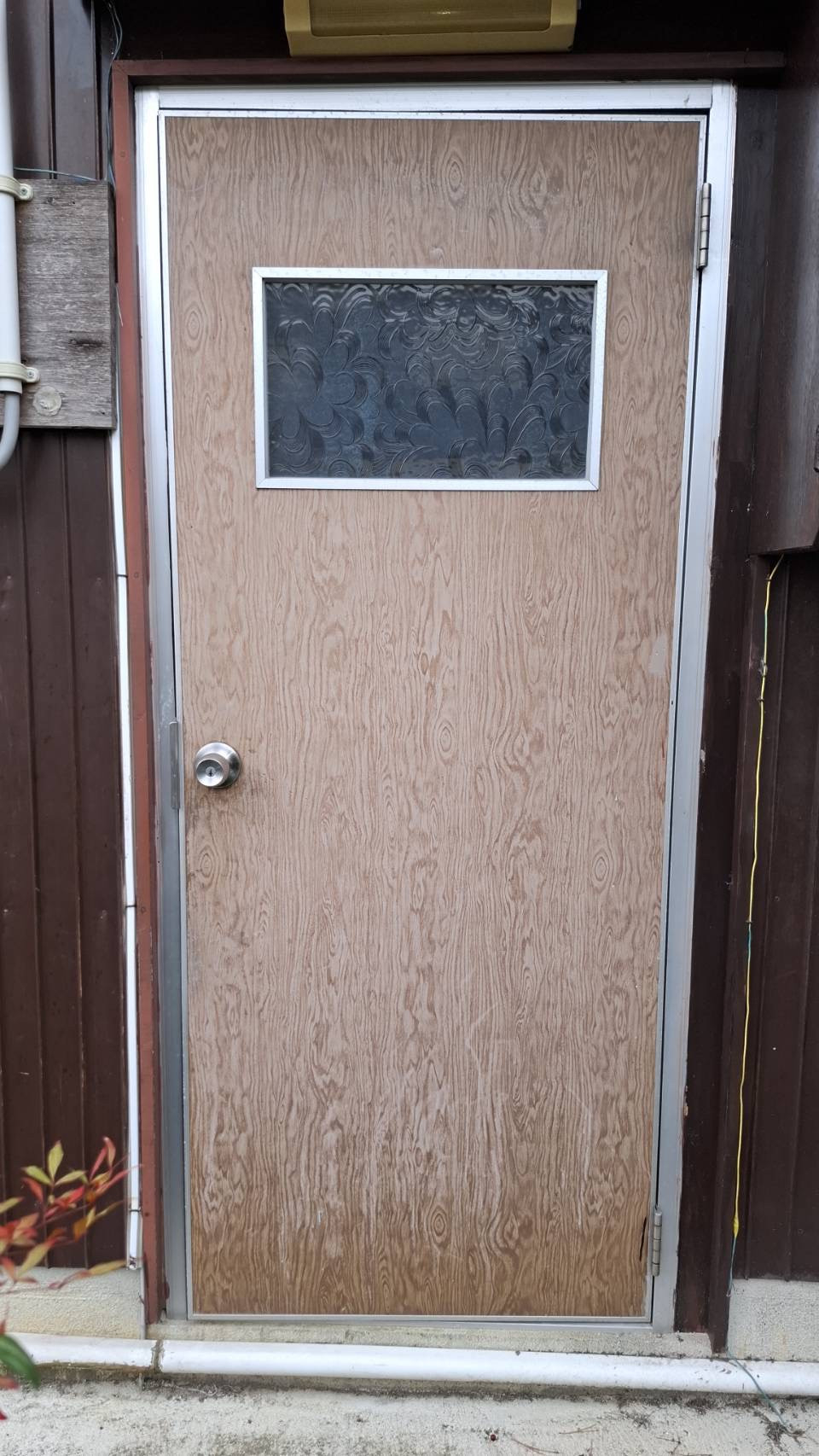 中央アルミ住器の【菰野町】勝手口ドアの交換リフォーム！リクシル「ロンカラーフラッシュドア」で操作性アップの施工前の写真1