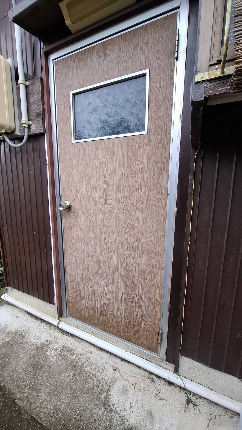 中央アルミ住器の【菰野町】勝手口ドアの交換リフォーム！リクシル「ロンカラーフラッシュドア」で操作性アップの施工前の写真2