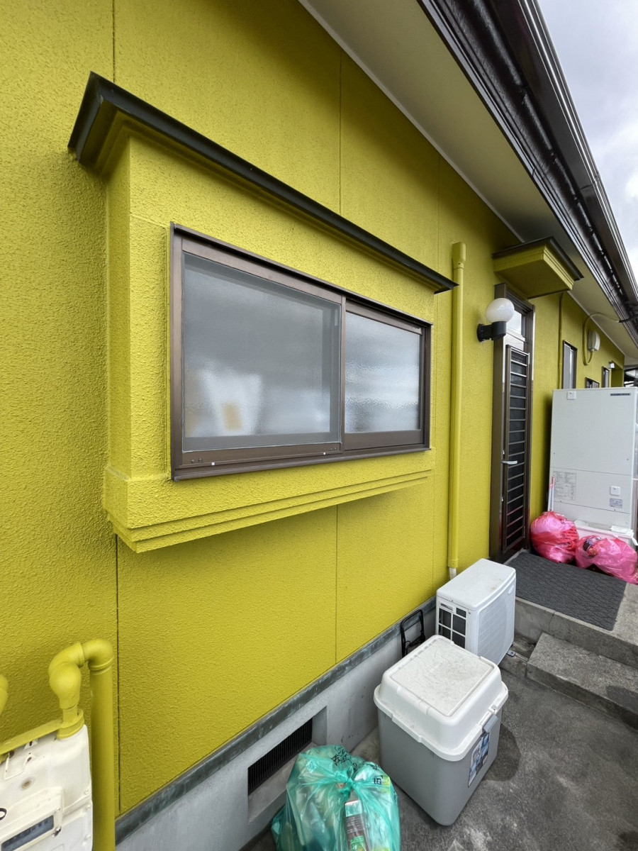 中央アルミ住器の【桑名市】窓の防犯と目隠しを両立！LIXIL「目隠しセキュリティフィルター80」取付工事の施工前の写真1